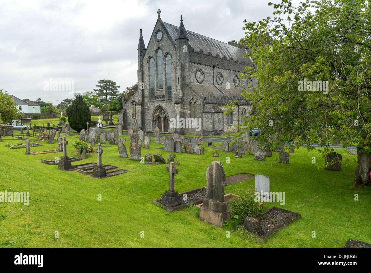 Kathedrale St. Canice und seine Gärten mit alten Friedhöfe, Kilkenny, Co, Typperary, Munster, Irland, Europa Stockfoto