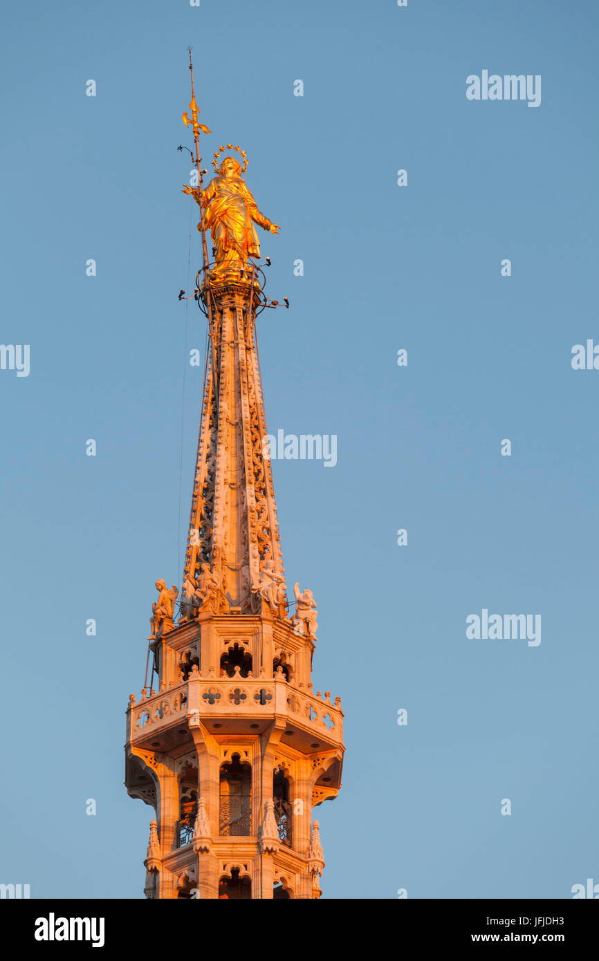 Mailand, Lombardei, Italien, der Turm der Kathedrale von Mailand mit der "Madonnina" Statue, das Wahrzeichen der Stadt, Stockfoto