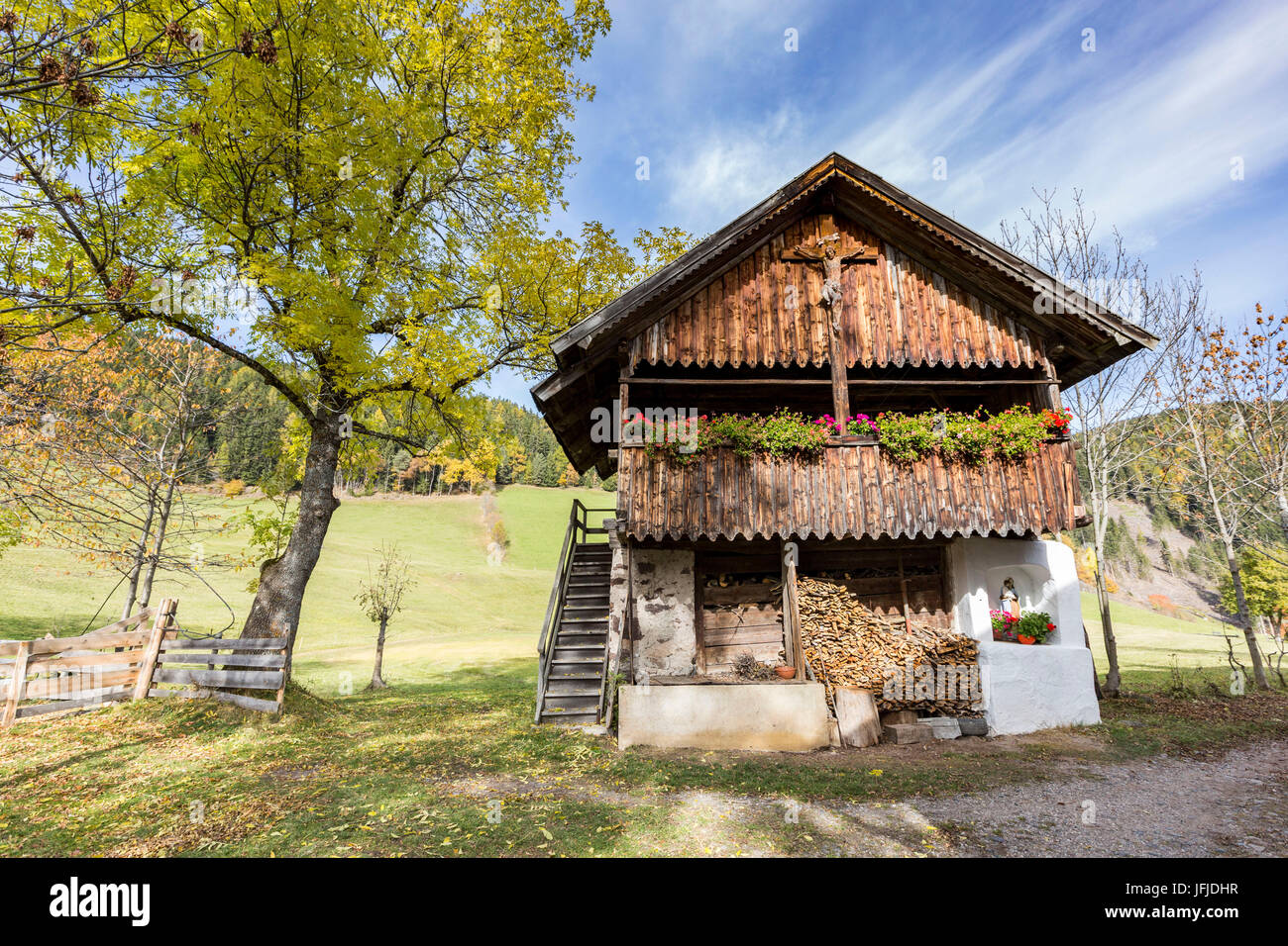 Mountain Lodge und Baum, St. Magdalena, Funes, Bozen, Trentino Alto Adige - Südtirol, Italien, Europa Stockfoto