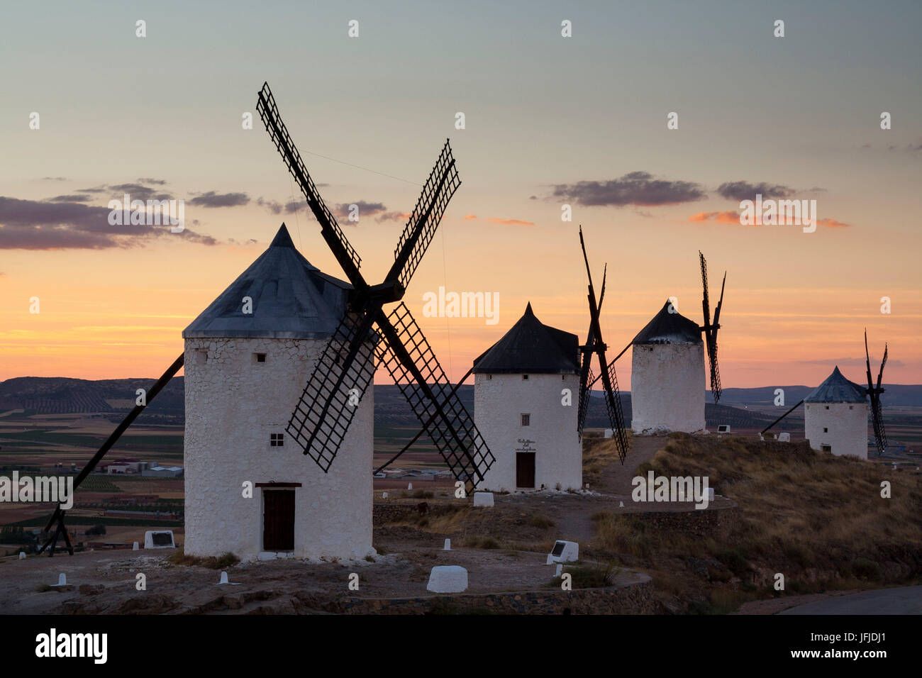 Consuegra, Castilla-La Mancha, Spanien, einen Sonnenuntergang auf die Windmühlen von Don Quijote Stockfoto