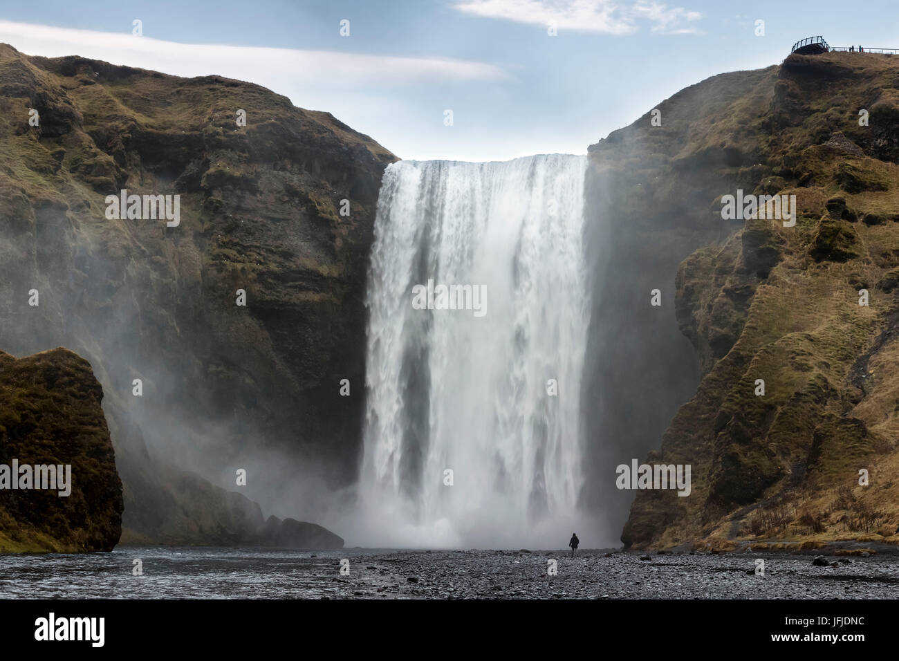 Mann starrte Skogafoss Wasserfall, Skogar, Gardabaer, Hauptstadt, Island, Europa Stockfoto