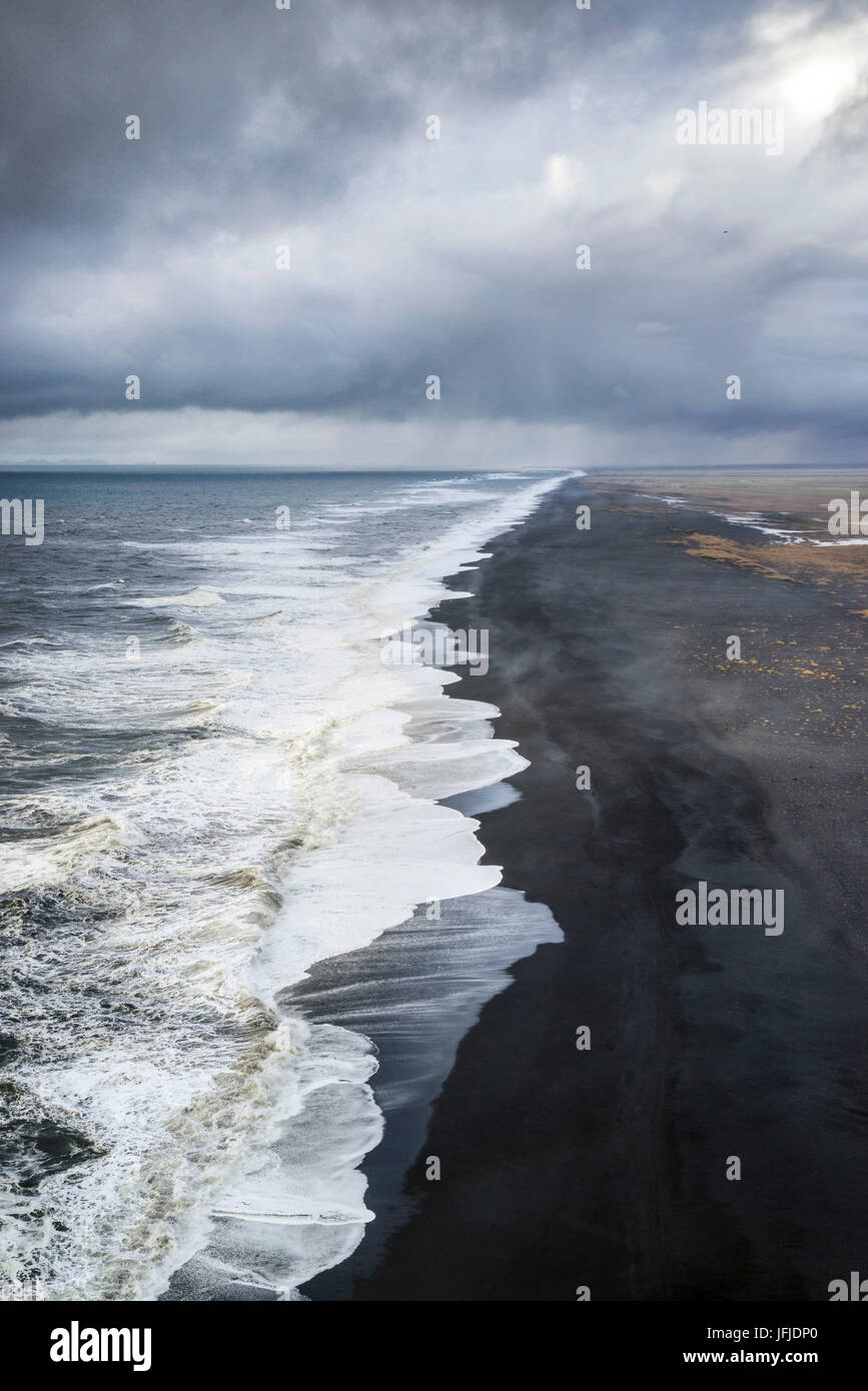 Luftbild von der langen schwarzen Sand Strand von Reynisfjara, Vik, Sudurland, Island, Europa Stockfoto