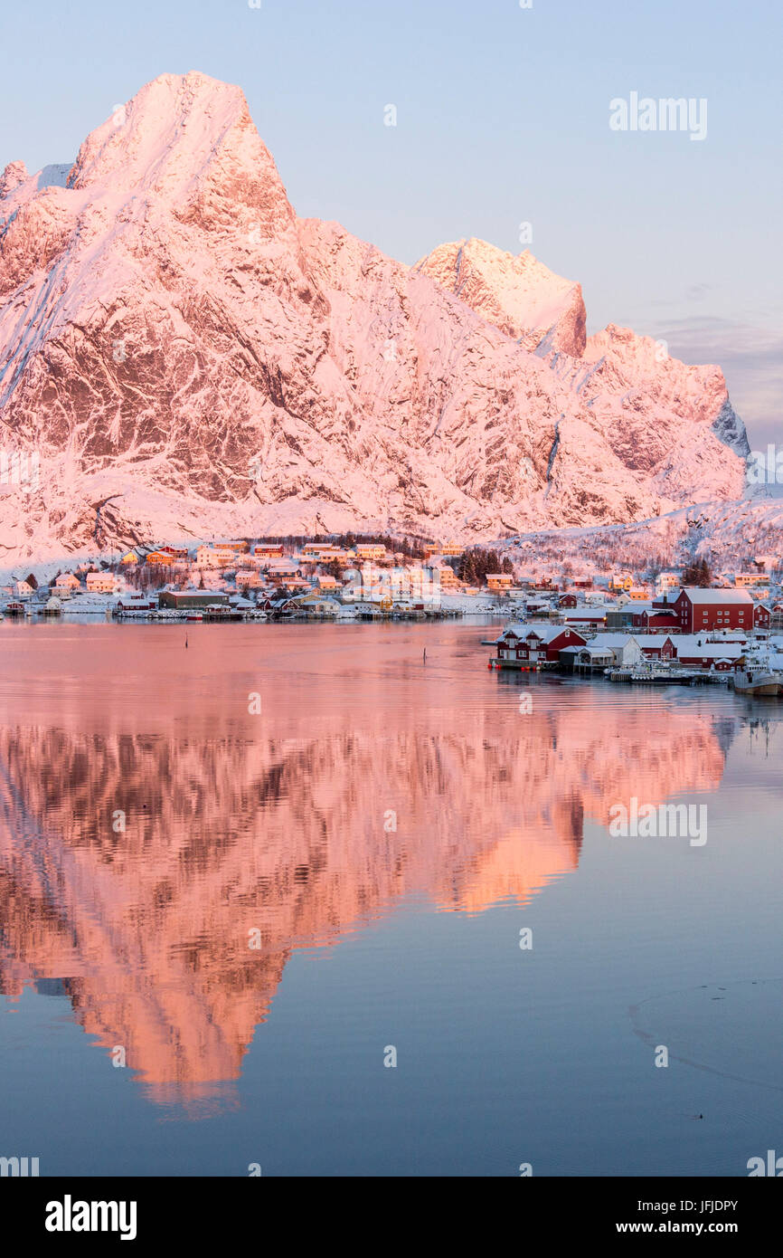 Sonnenaufgang der lofoten bei sakrisoy Fotos und Bildmaterial in hoher Auflösung Alamy