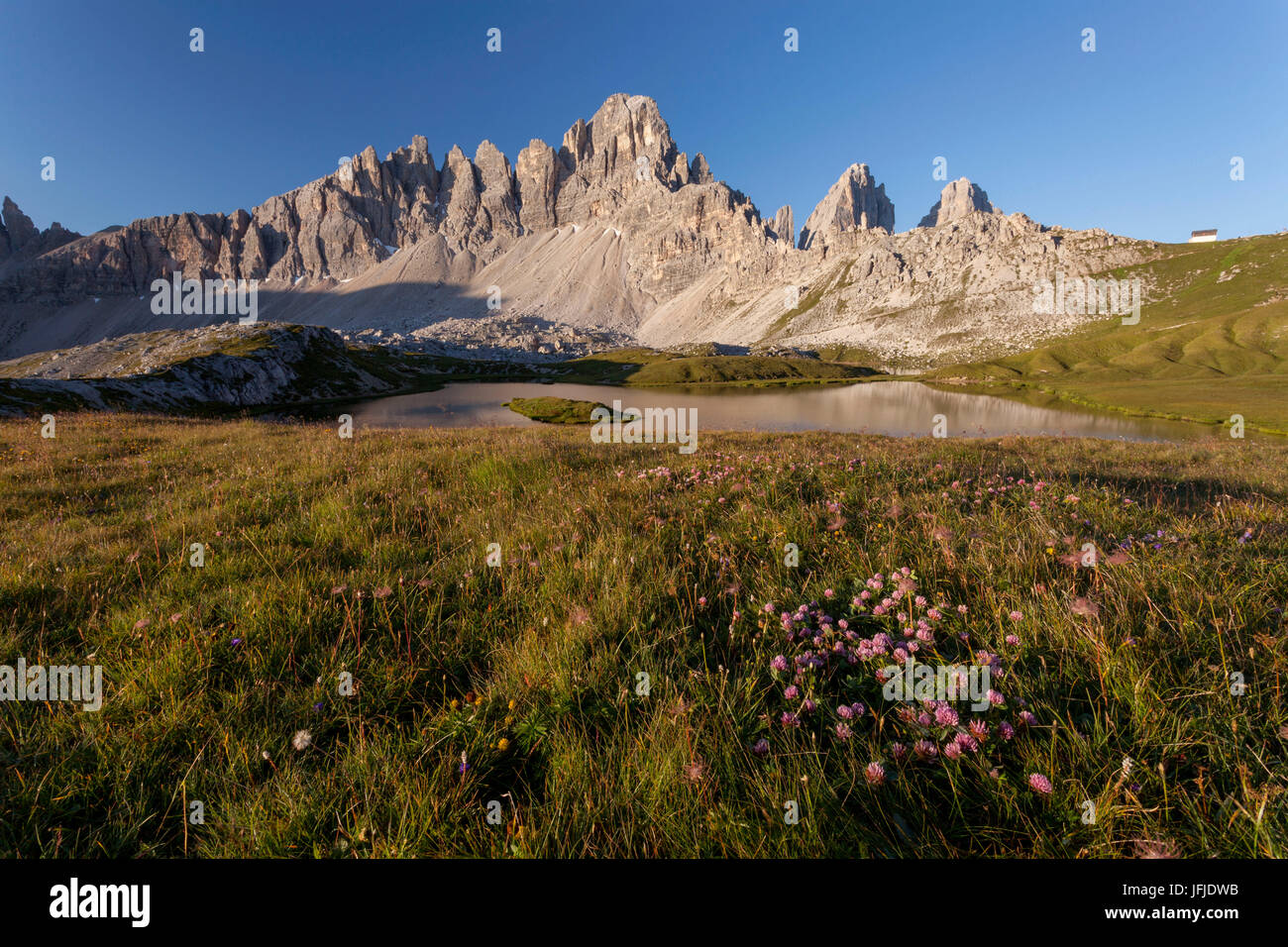 Paterno Peak, Locatelli Zuflucht, Sextener Dolomiten, Trentino Alto Adige, Italien, Piani Seen bei Sonnenaufgang Stockfoto