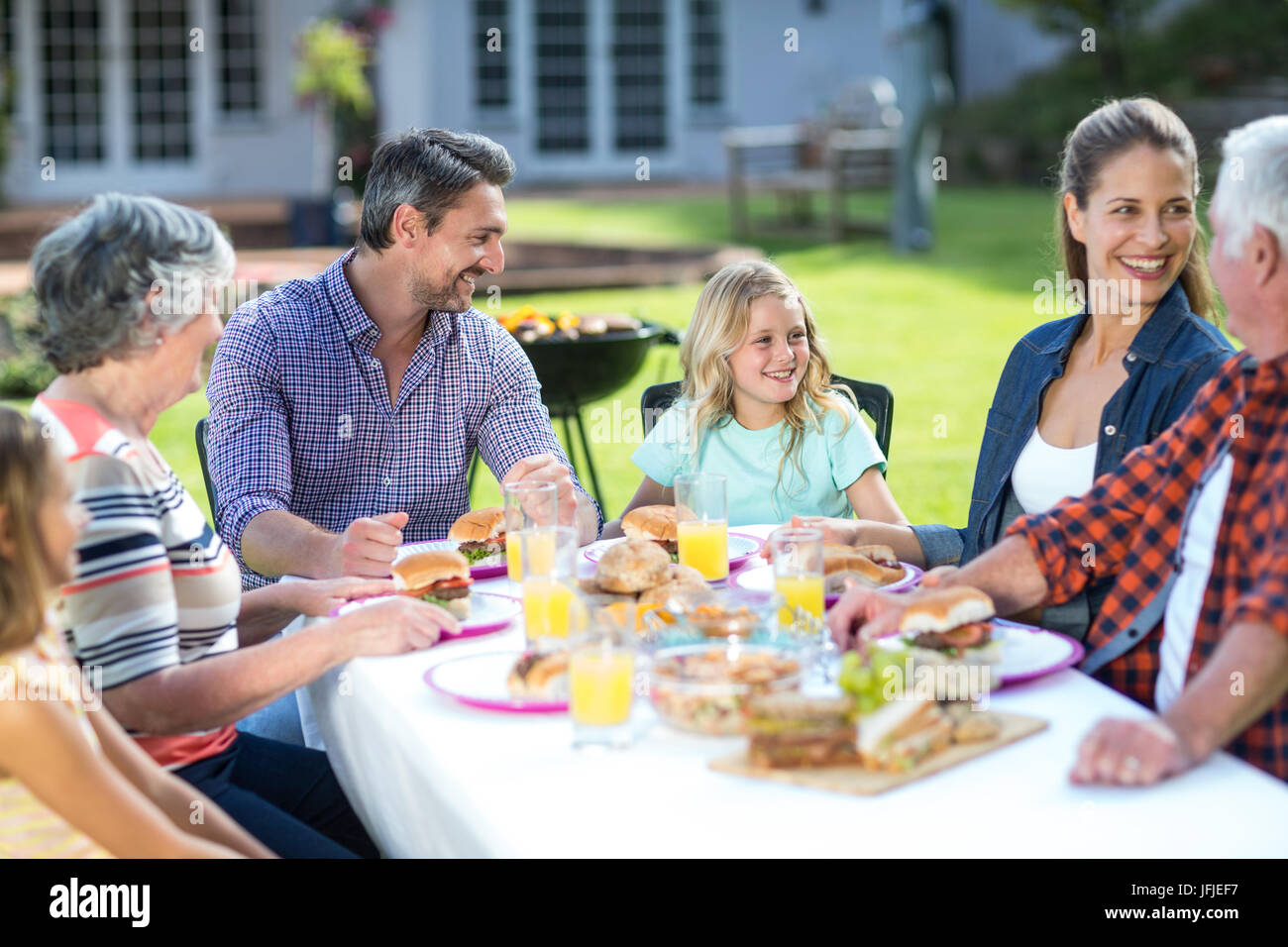 Happy multi-Generation, Familie am Tisch sitzen Stockfoto