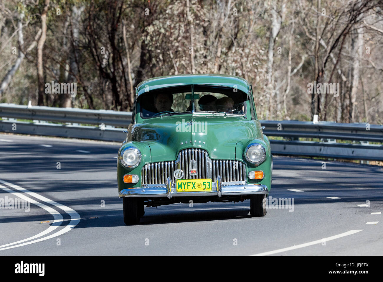 Vintage Holden FX fahren auf der Landstraße in der Nähe der Stadt Birdwood, South Australia. Stockfoto