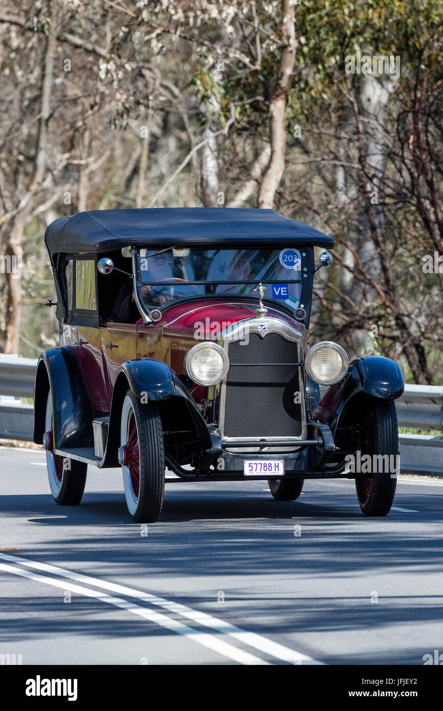 Jahrgang 1924 Buick 24/45 X Master B Tourer fahren auf der Landstraße in der Nähe der Stadt Birdwood, South Australia. Stockfoto