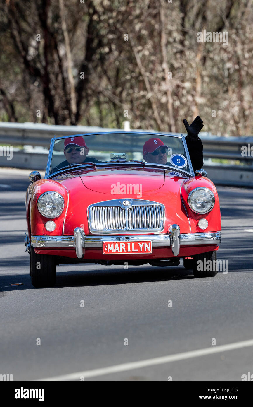 Jahrgang 1957 MG A Roadster fahren auf der Landstraße in der Nähe der Stadt Birdwood, South Australia. Stockfoto