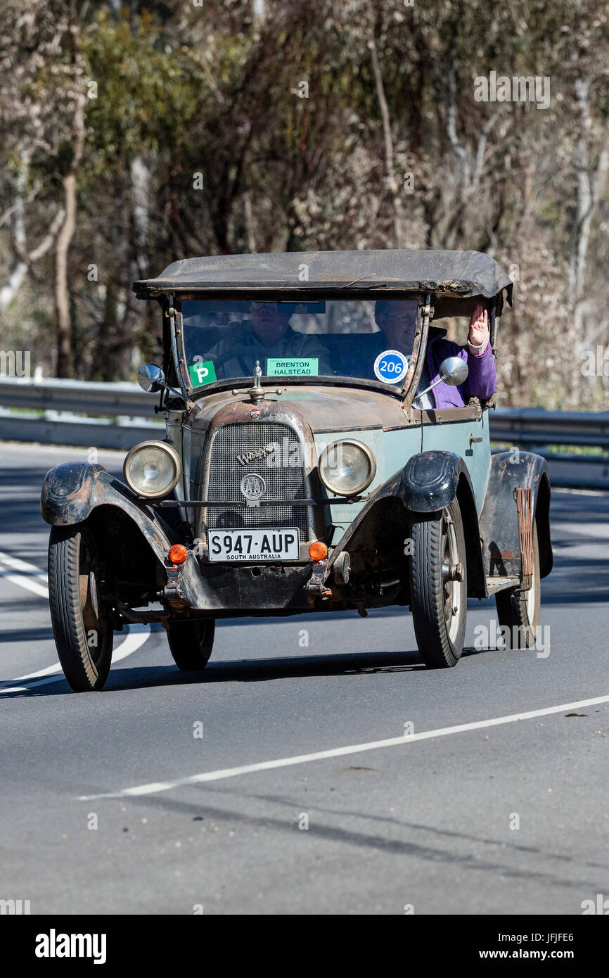 Jahrgang 1926 Willys Overland 96 Ärzte Roadster fahren auf der Landstraße in der Nähe der Stadt Birdwood, South Australia. Stockfoto