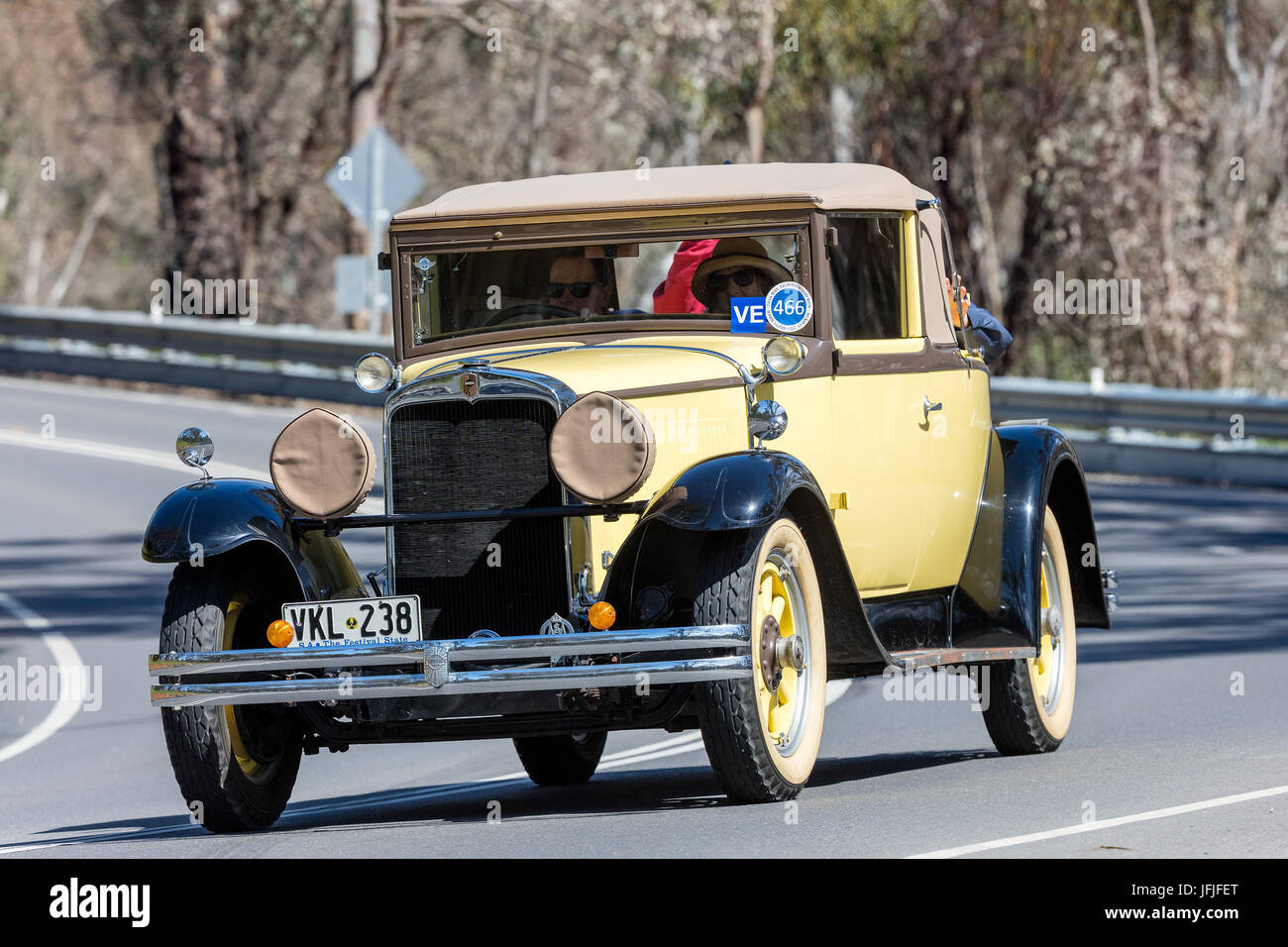 Jahrgang 1929 Nash Advanced 6 Cabriolet fahren auf der Landstraße in der Nähe der Stadt Birdwood, South Australia. Stockfoto