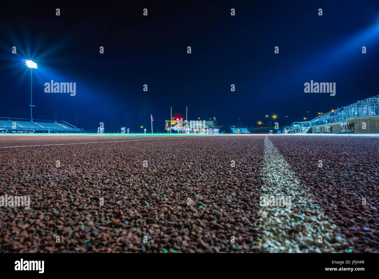 Sportliche Aktivität Wettbewerb in der Nacht im Stadion Stockfoto