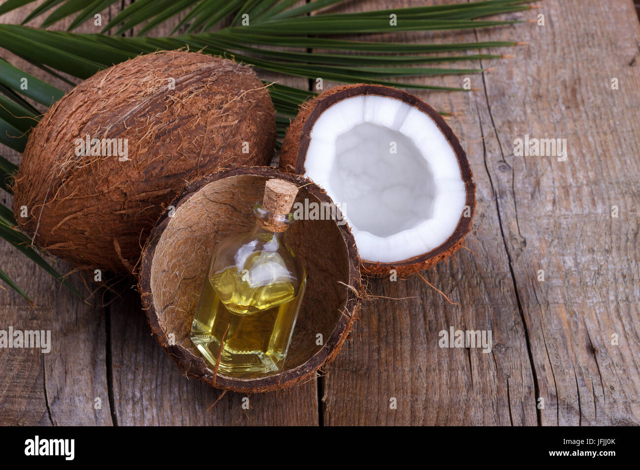 Kokosöl in der Schale Stockfoto