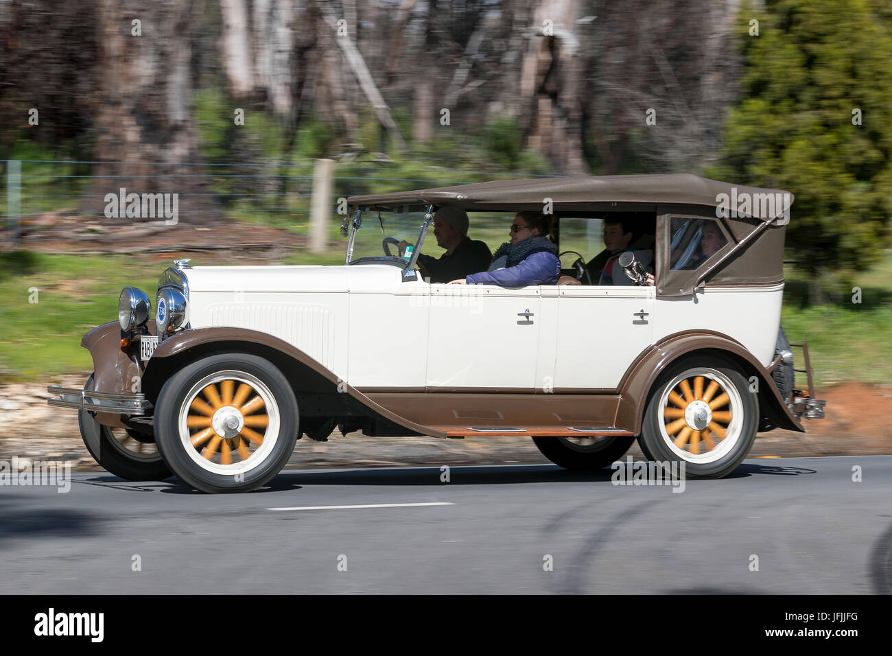 Jahrgang 1928 Plymouth Q Tourer fahren auf der Landstraße in der Nähe der Stadt Birdwood, South Australia. Stockfoto