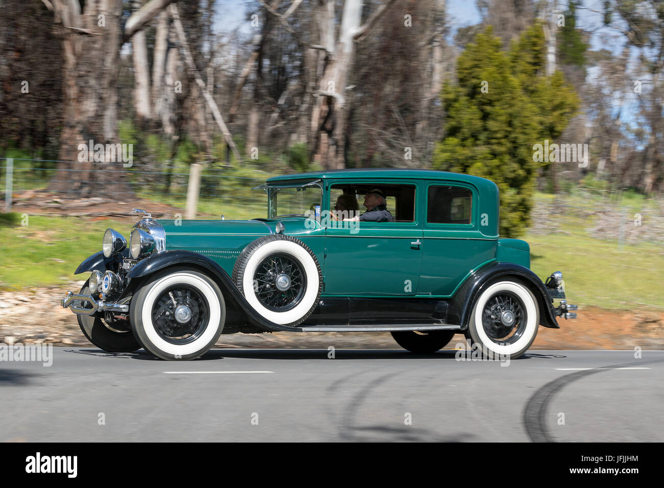 Jahrgang 1929 Lincoln L fahren auf der Landstraße in der Nähe der Stadt Birdwood, South Australia. Stockfoto