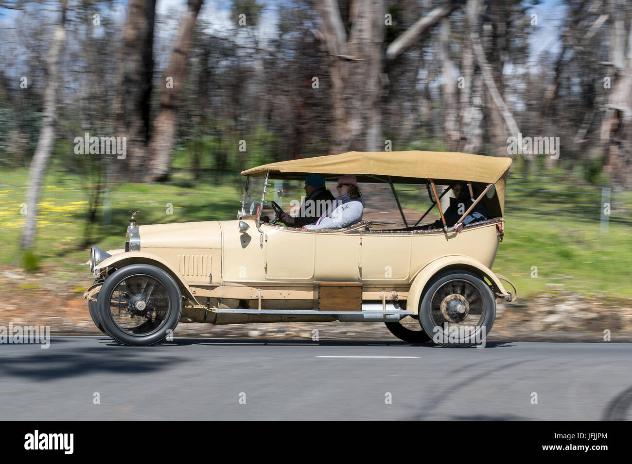 Jahrgang 1914 Minerva KK 18CV Tourer fahren auf der Landstraße in der Nähe der Stadt Birdwood, South Australia. Stockfoto