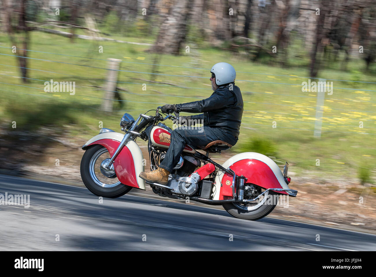 Oldtimer Indian Motorrad auf der Landstraße in der Nähe der Stadt Birdwood, South Australia