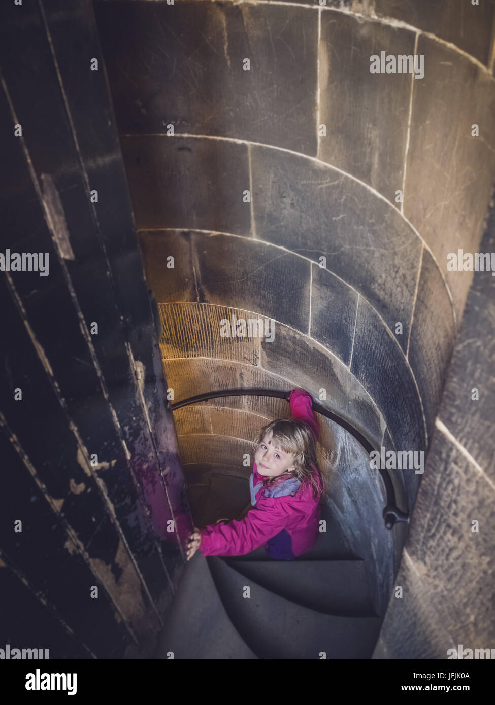 Kleine Mädchen, die in den engen Wendeltreppe Stockfoto