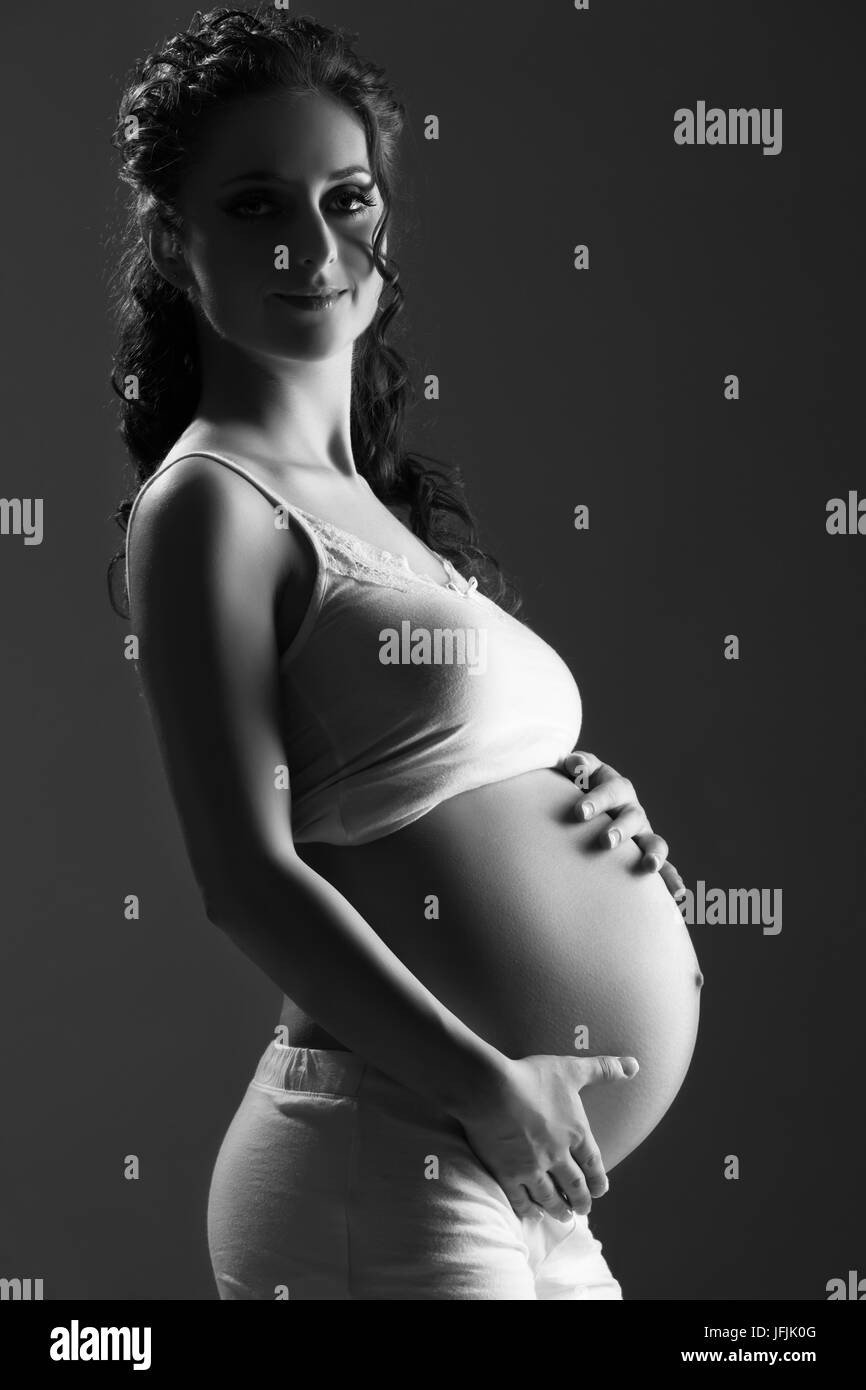 Bauch der schwangeren Frau Schwarzweiß Stockfoto