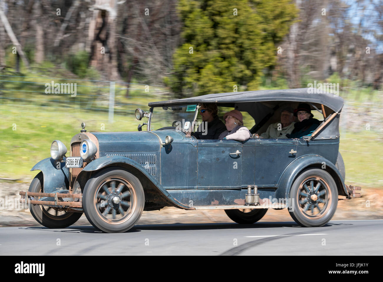 Jahrgang 1929 Essex Super Six Tourer fahren auf der Landstraße in der Nähe der Stadt Birdwood, South Australia. Stockfoto