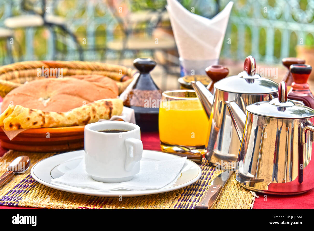 Marokkanisches Frühstück serviert auf der Terrasse des Hotels im Atlas-Gebirge. Stockfoto