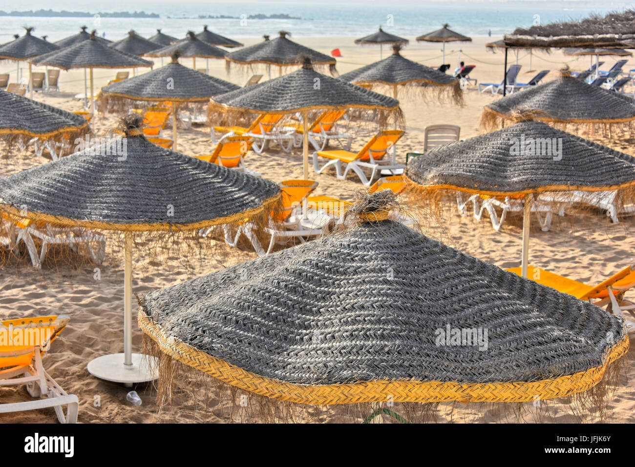 Blick auf Sandstrand an heißen Sommertag Stockfoto