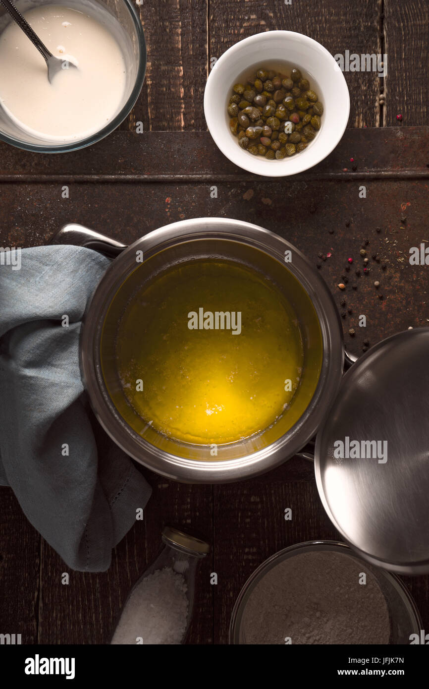 Brühe, Mehl, Butter, Kapern und schwarzem Pfeffer auf der hölzernen Tischplatte anzeigen Stockfoto