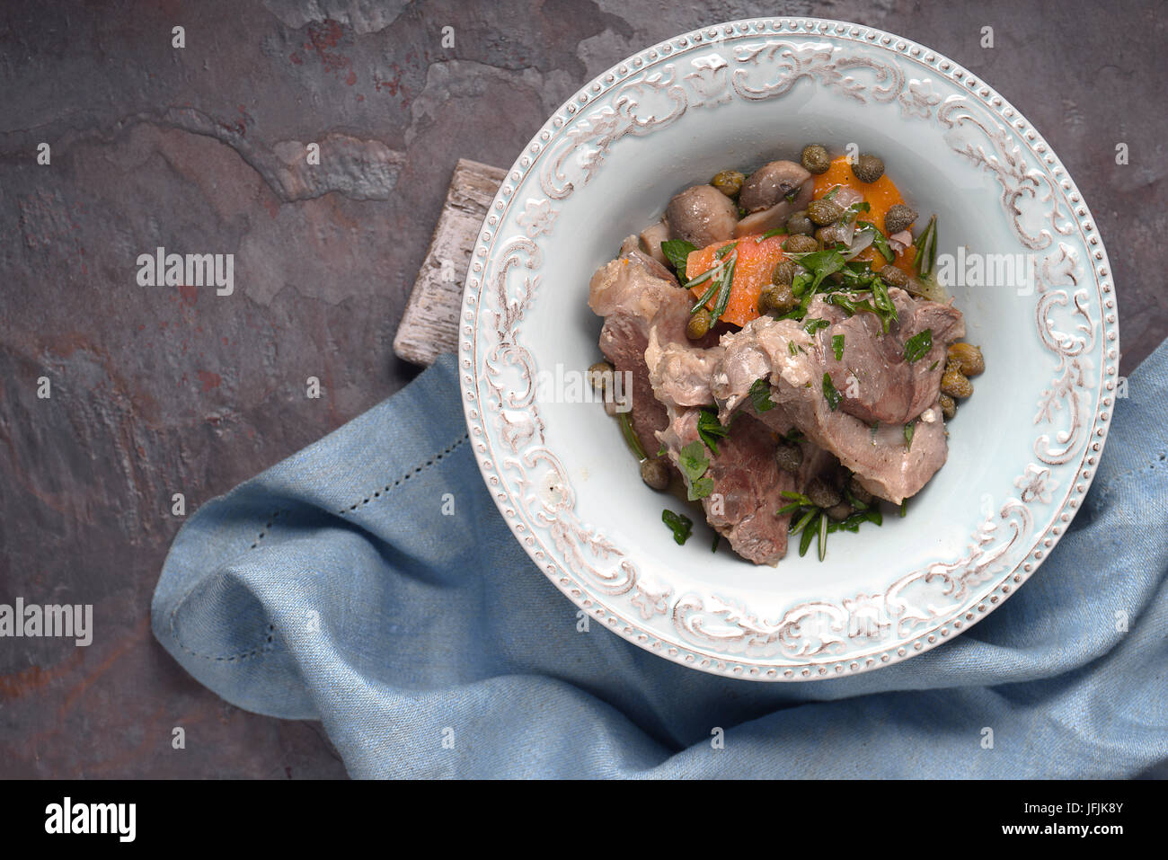 Fleisch-Frikassee in der keramischen Platte auf dem Stein Hintergrund horizontale Ansicht von oben Stockfoto