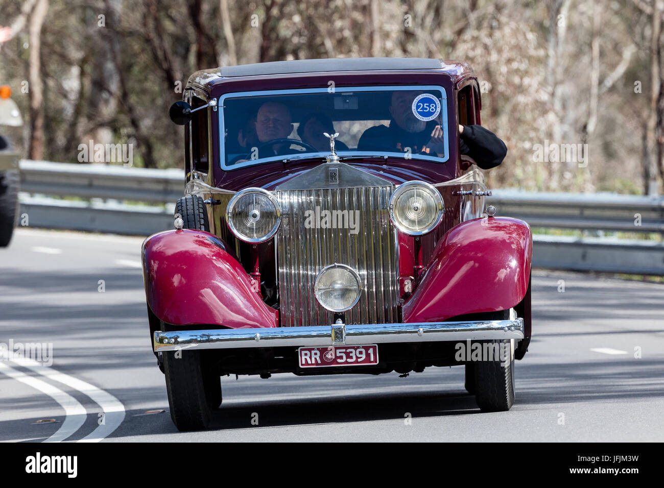 Jahrgang 1935 Rolls-Royce 20/25 sportliches Fahren auf der Landstraße in der Nähe der Stadt Birdwood, South Australia. Stockfoto