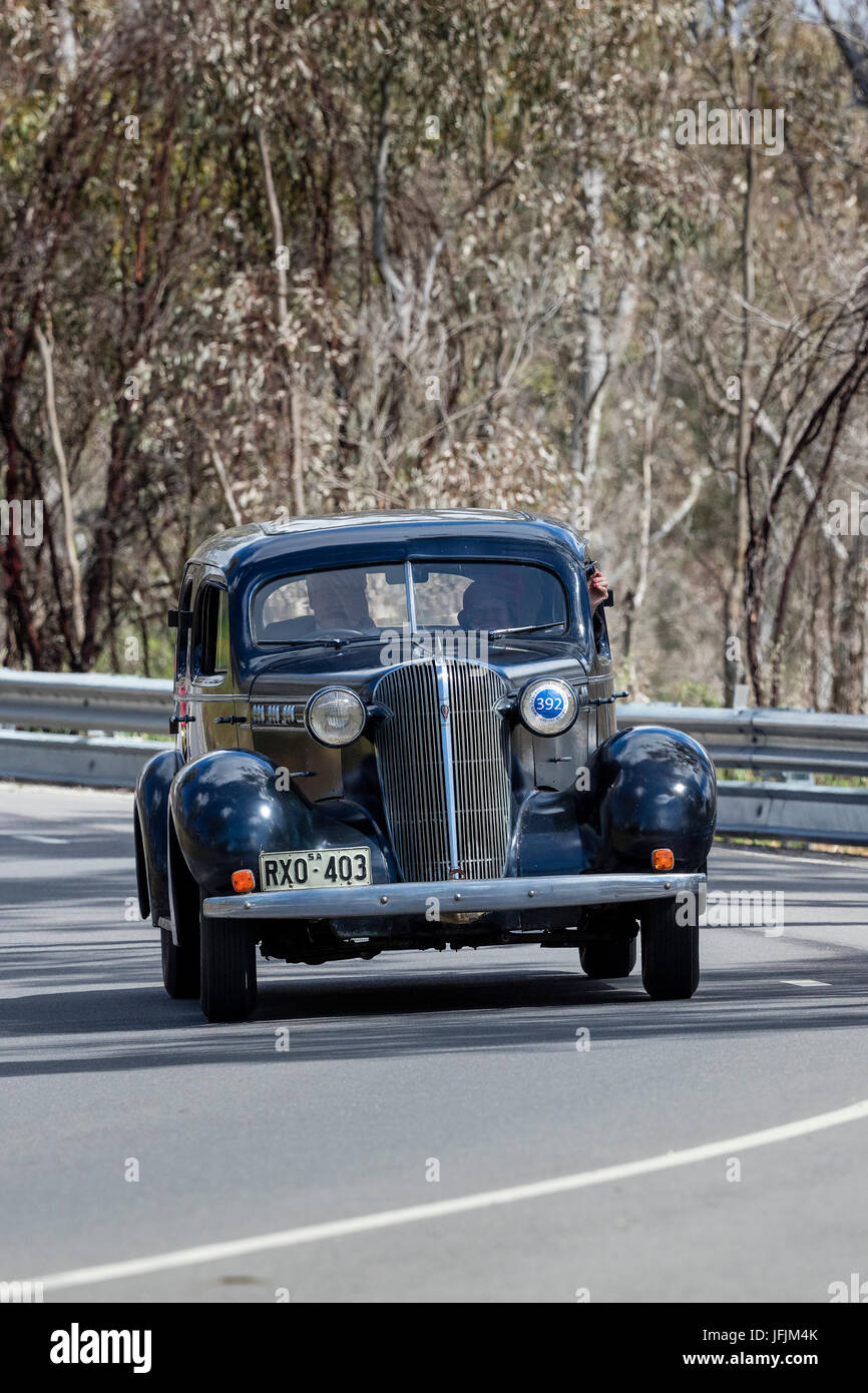 Jahrgang 1936 Oldsmobile FR Limousine fahren auf der Landstraße in der Nähe der Stadt Birdwood, South Australia. Stockfoto