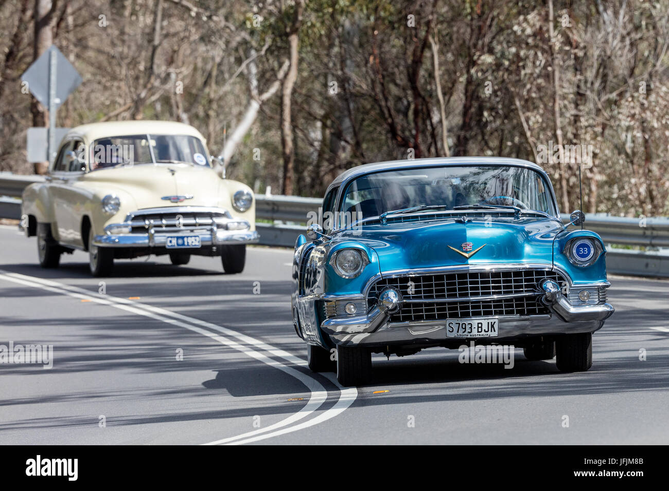 Jahrgang 1955 Cadillac Coupe De Ville Coupe fahren auf der Landstraße in der Nähe der Stadt Birdwood, South Australia. Stockfoto