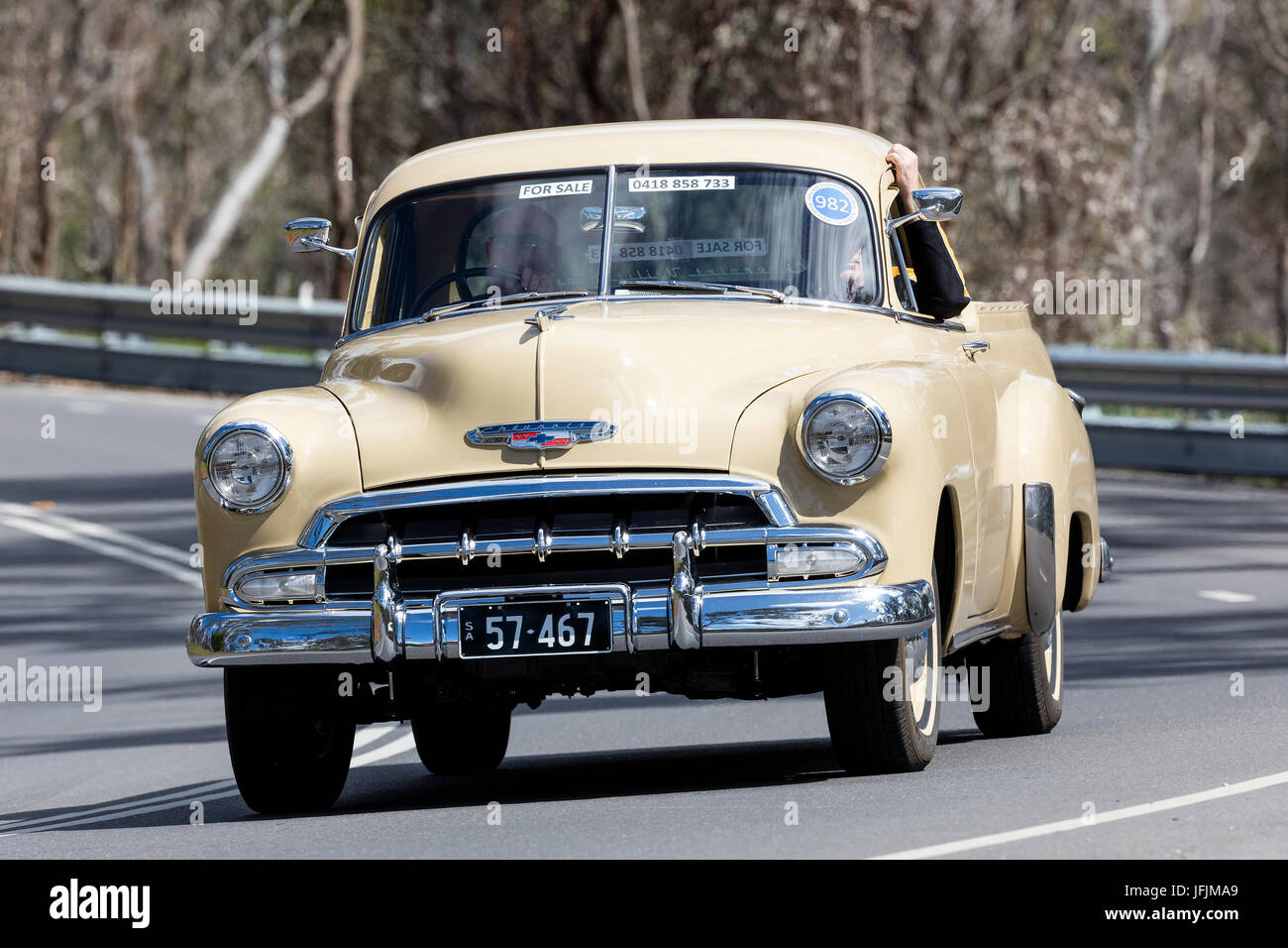 Jahrgang 1957 Chevrolet Utility fahren auf der Landstraße in der Nähe der Stadt Birdwood, South Australia. Stockfoto