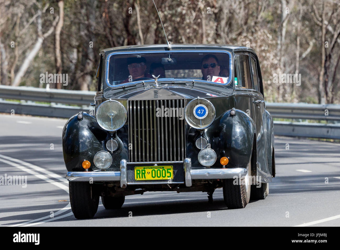 Jahrgang 1951 Rolls-Royce Silver Wraith Limousine fahren auf der Landstraße in der Nähe der Stadt Birdwood, South Australia. Stockfoto
