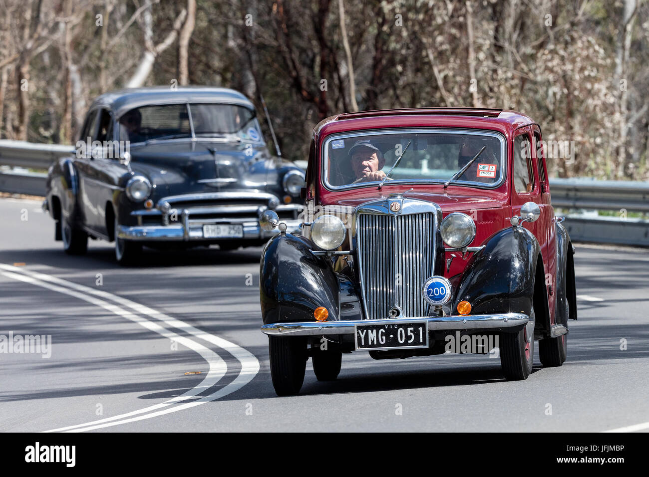 Jahrgang 1951 MG YA Limousine fahren auf der Landstraße in der Nähe der Stadt Birdwood, South Australia. Stockfoto