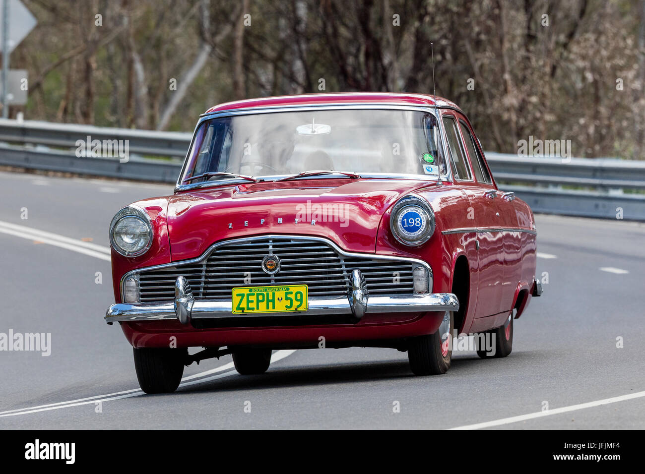 Jahrgang 1959 Ford Zephyr Limousine fahren auf der Landstraße in der Nähe der Stadt Birdwood, South Australia. Stockfoto