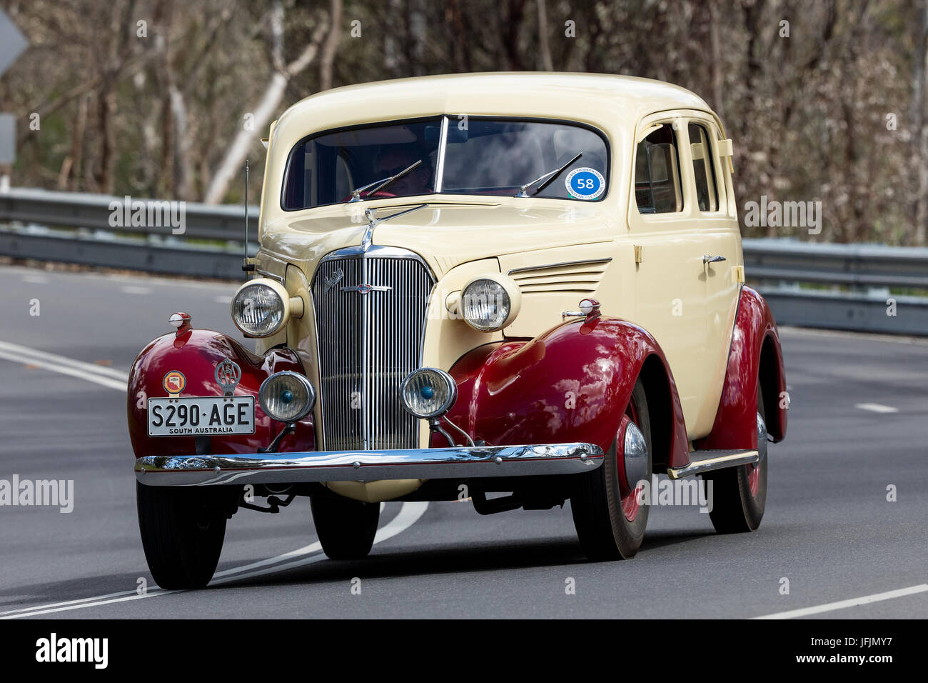 Jahrgang 1937 Chevrolet Master Limousine fahren auf der Landstraße in der Nähe der Stadt Birdwood, South Australia. Stockfoto