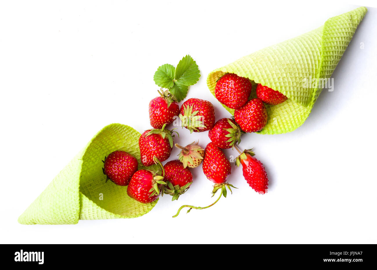 Erdbeeren in eine Eiswaffel auf weiß Stockfoto