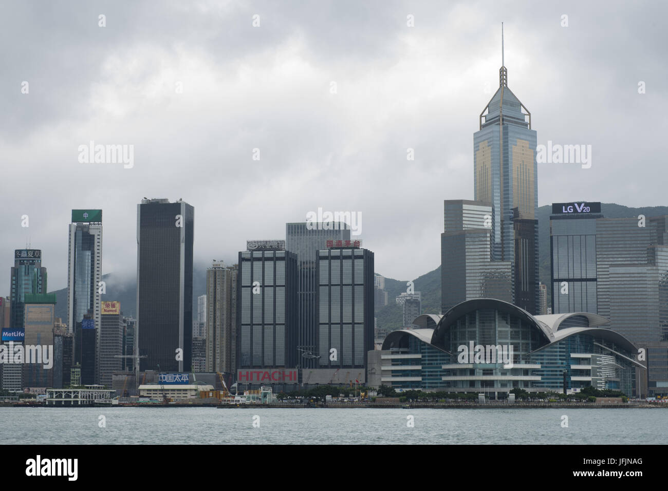 Skyline von Hongkong in der Regenzeit mit Smog cloud Stockfoto