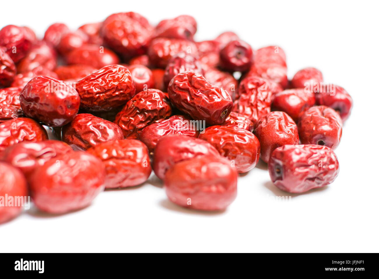 Jujube, getrocknete chinesische rote Datum Früchte auf weiß Stockfoto