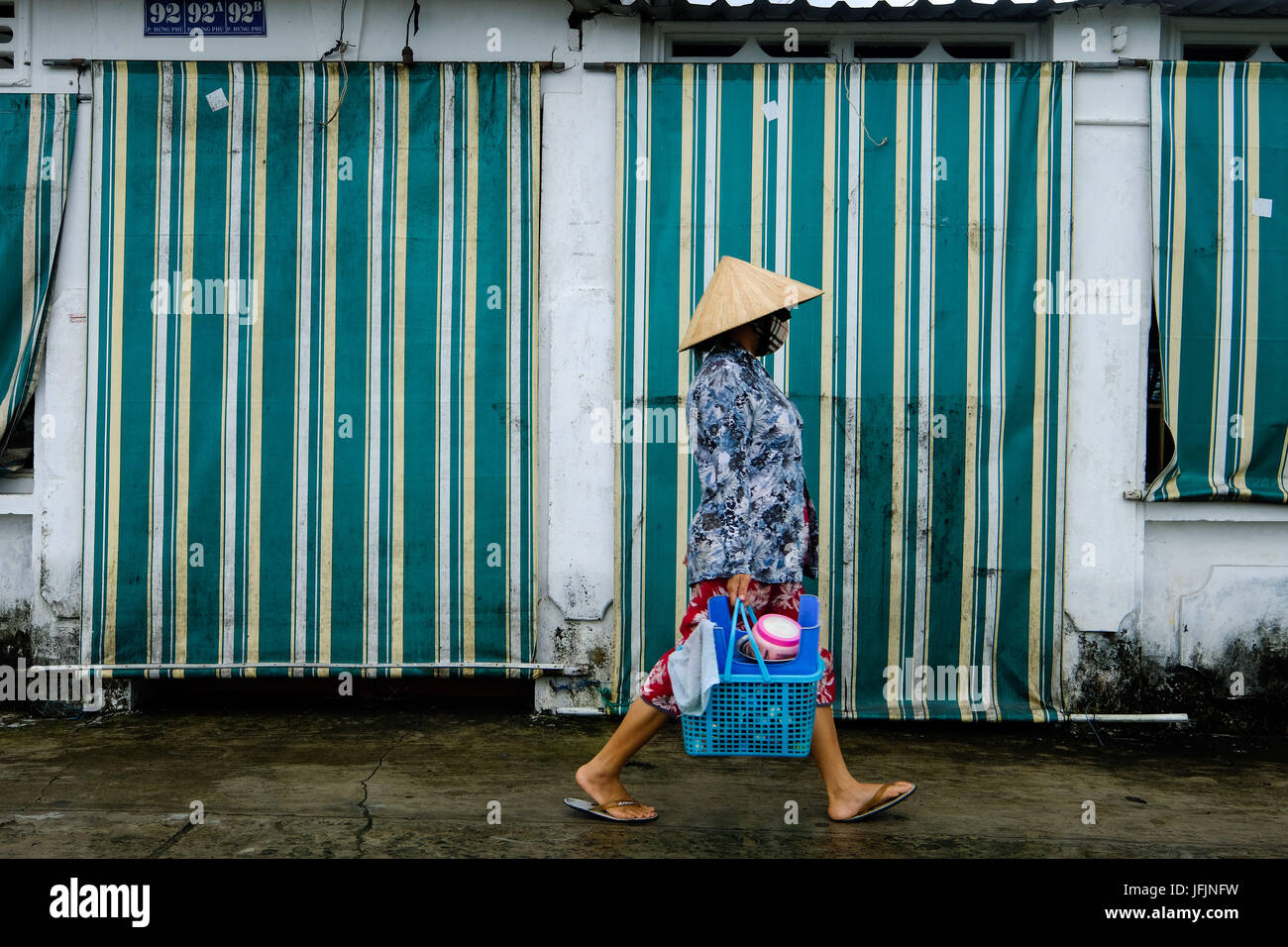 Anwohner, Händler, Straßenhändler geht bei ihrer Alltagsarbeit in Can tho der Mekong-Delta, Vietnam Stockfoto