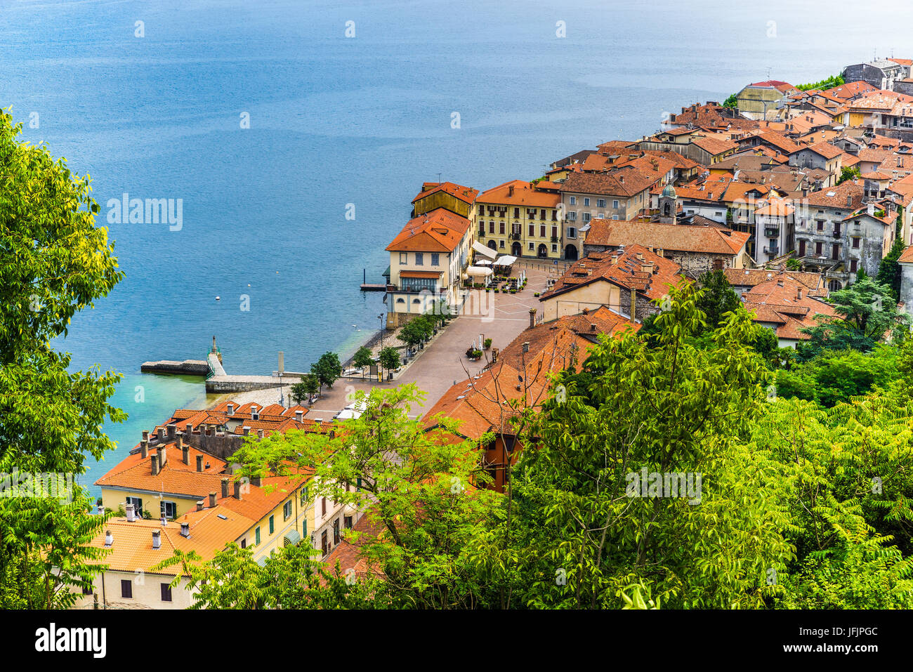 Lago Maggiore, Arona, Altstadt, Italien. Luftaufnahme des Piazza del Popolo und der ältesten und charakteristischsten Teil der Stadt Arona Stockfoto