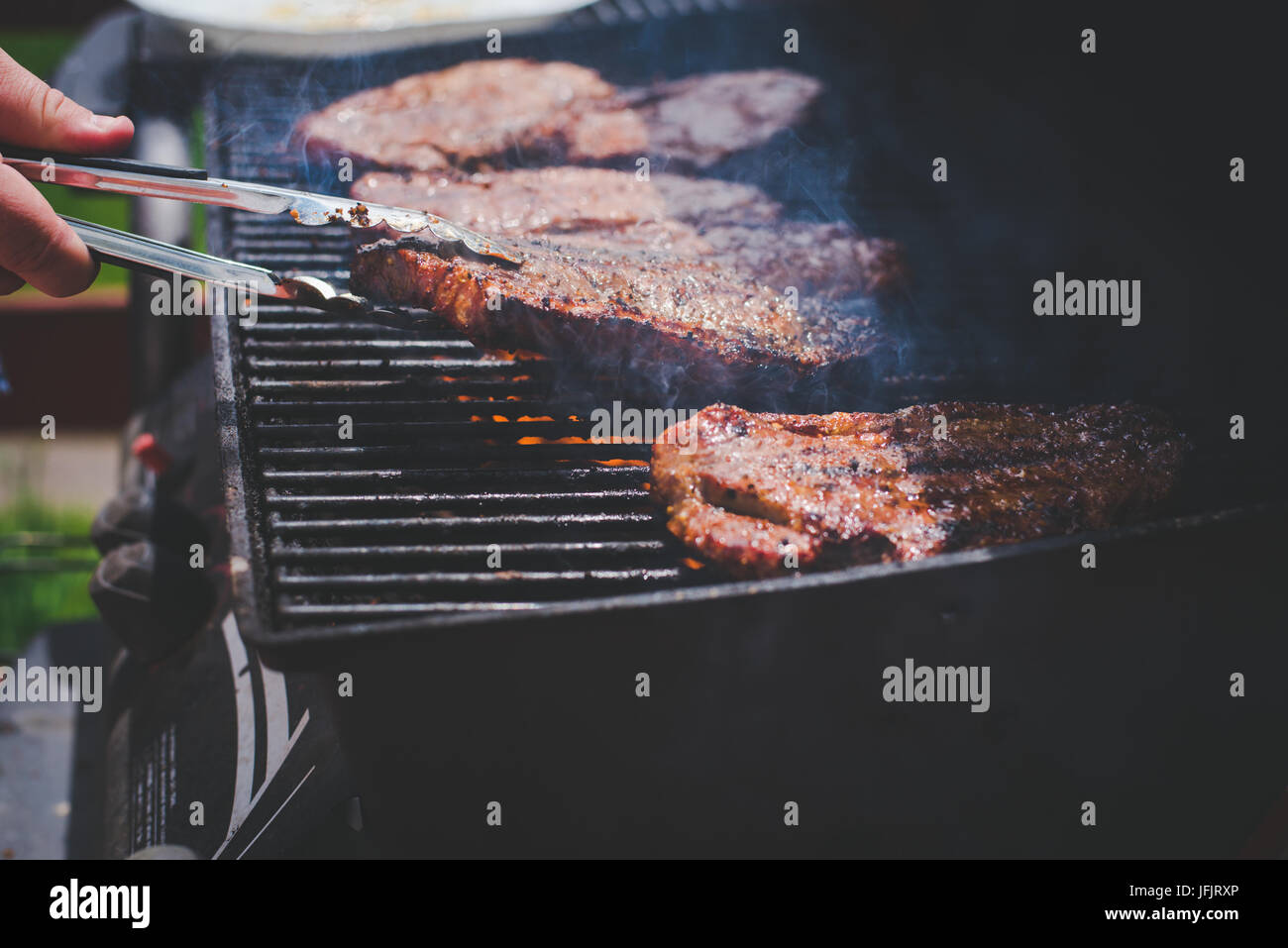 Steaks auf dem Grill gekocht wird. Stockfoto