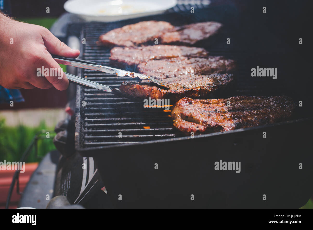 Steaks auf dem Grill gekocht wird. Stockfoto