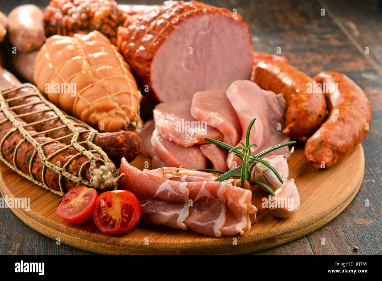 Verschiedene Fleischerzeugnisse einschließlich Schinken und Wurstwaren. Stockfoto