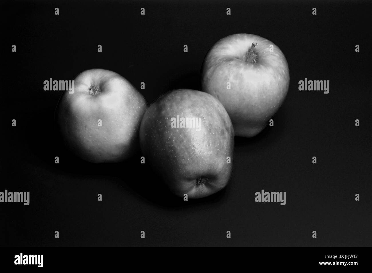 drei Äpfel in schwarz und weiß, fruot Stockfoto