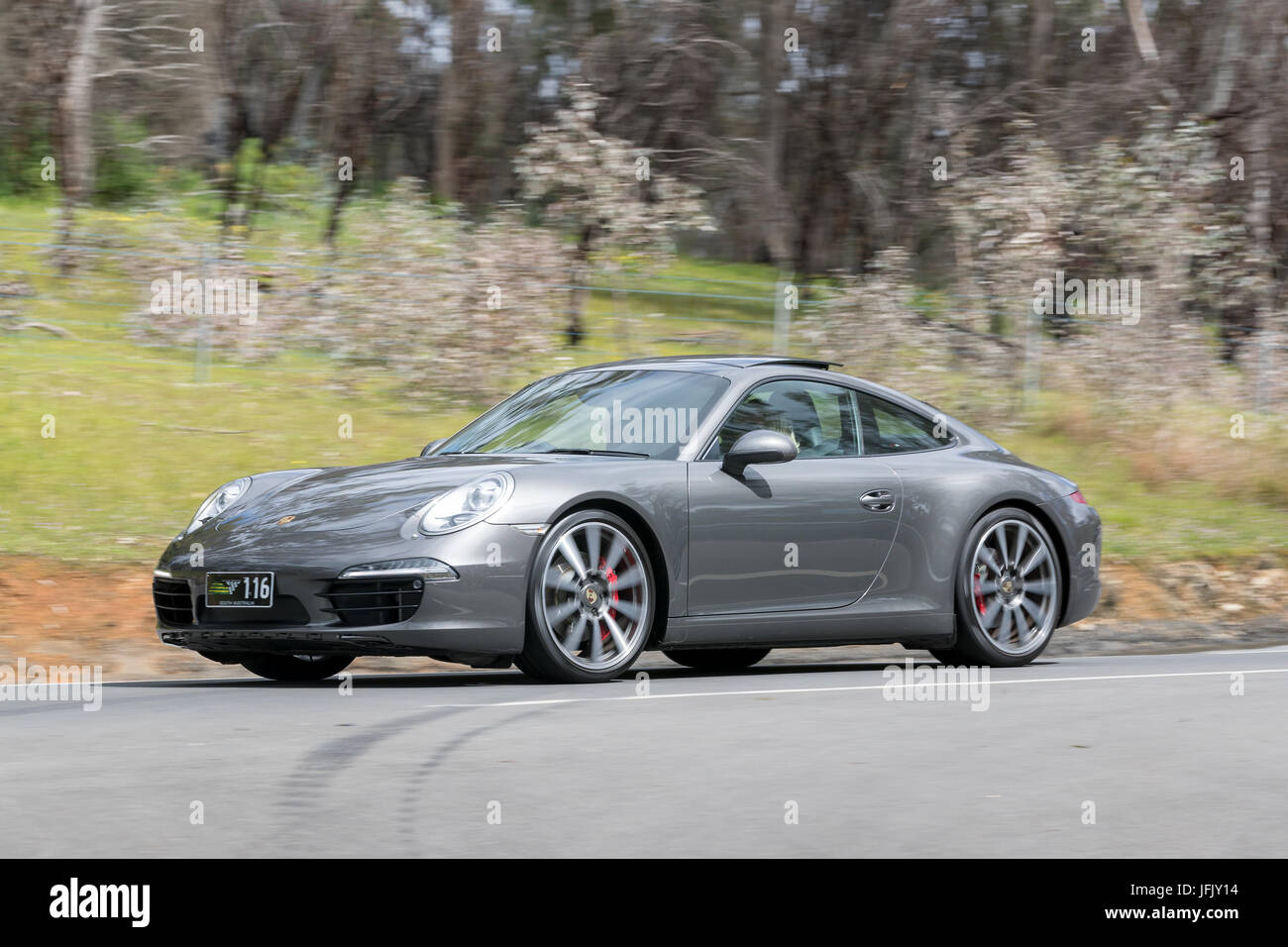 Luxus Porsche fahren auf der Landstraße in der Nähe der Stadt Birdwood, South Australia. Stockfoto