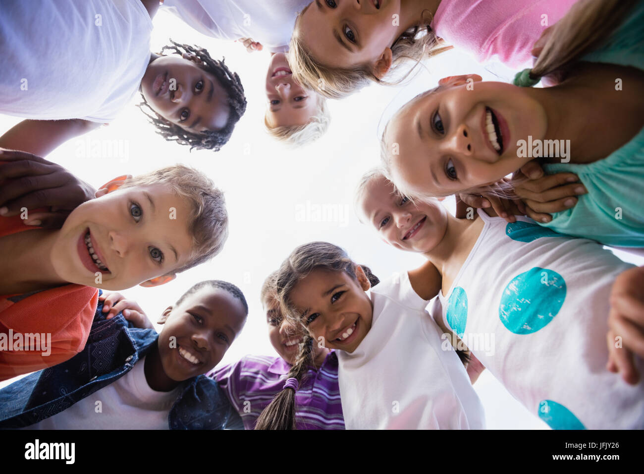 Kinder, die zusammen an einem sonnigen Tag in die Kamera zu posieren Stockfoto