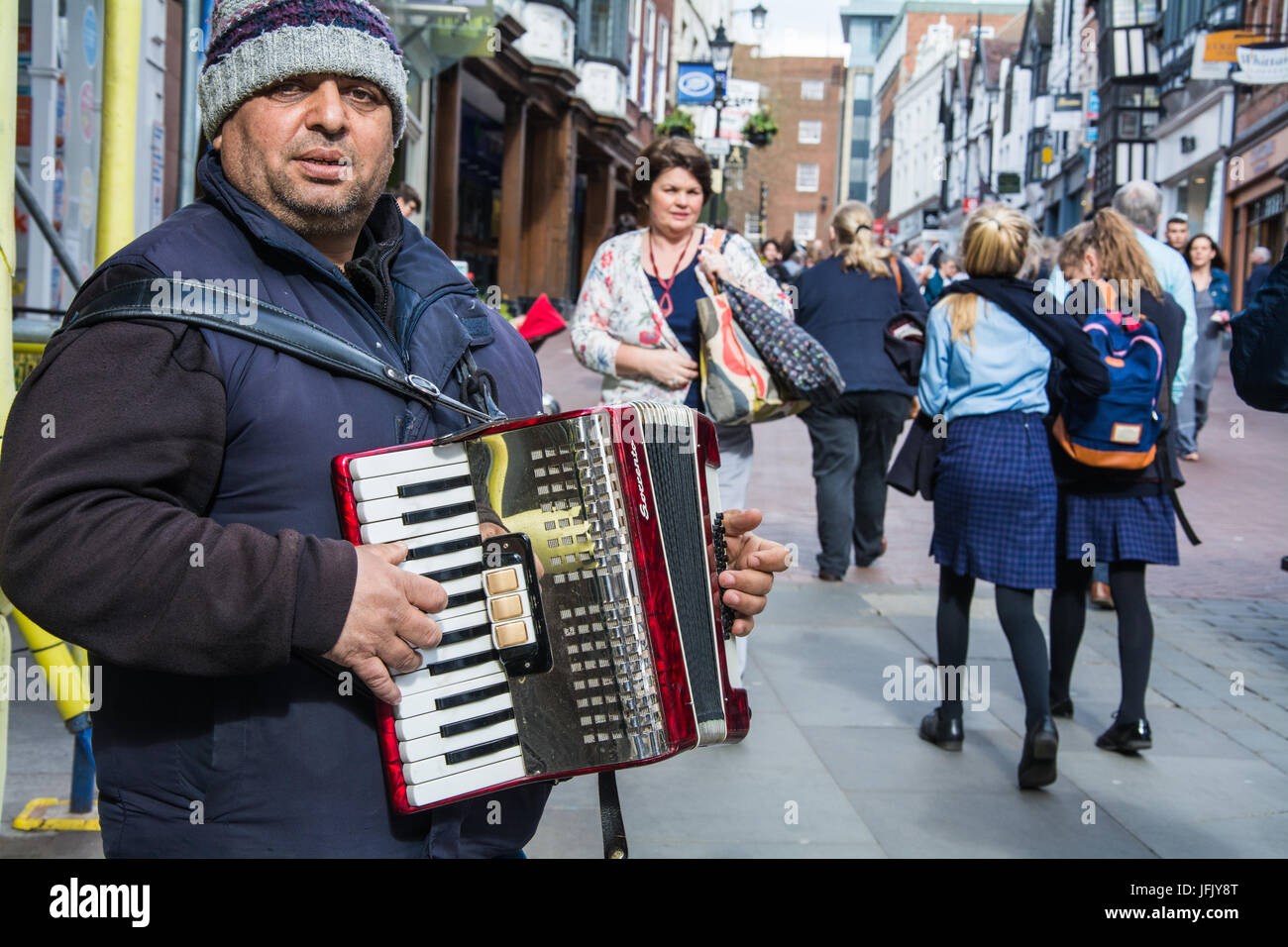 Straßenkünstler spielen türkische Volksmusik auf ein Akkordeon in Shrewsbury Buschhausen, Großbritannien. Stockfoto