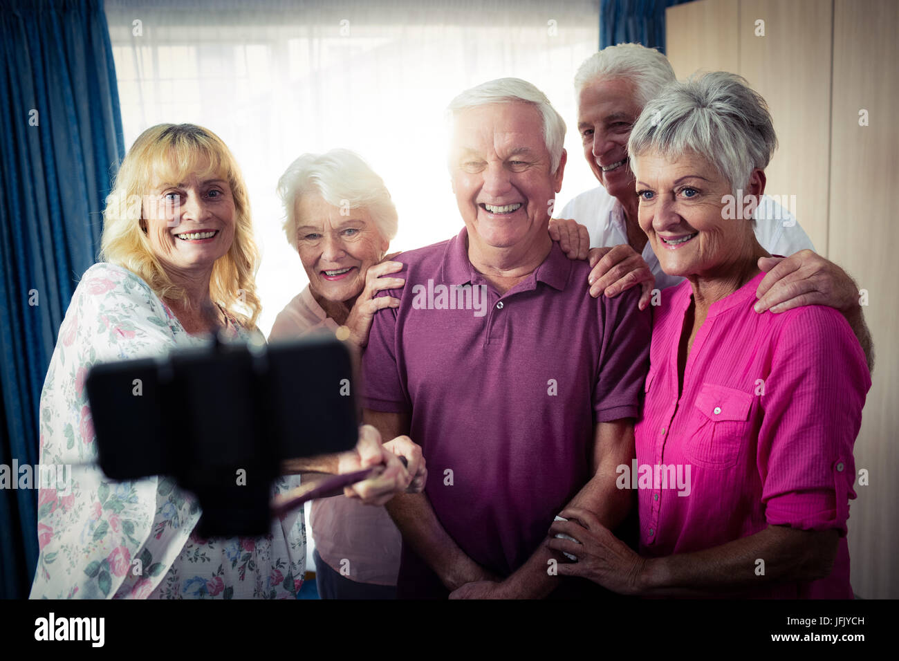 Gruppe von Senioren ein Selbstporträt mit einem Smartphone zu tun Stockfoto