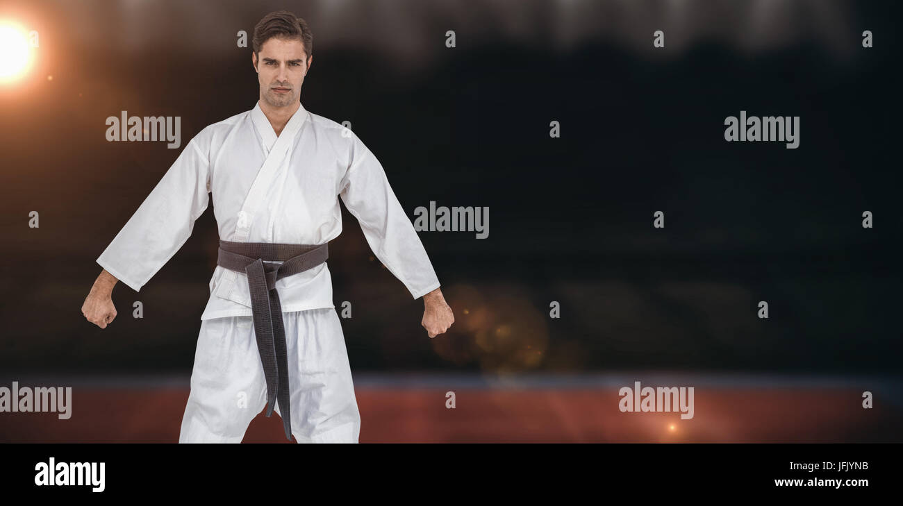 Zusammengesetztes Bild des männlichen Karate Spieler posiert auf weißem Hintergrund Stockfoto