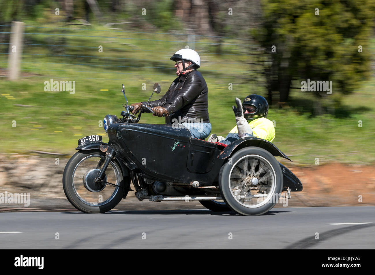 Oldtimer Motorrad mit Beiwagen auf der Landstraße in der Nähe der Stadt Birdwood, South Australia Stockfoto
